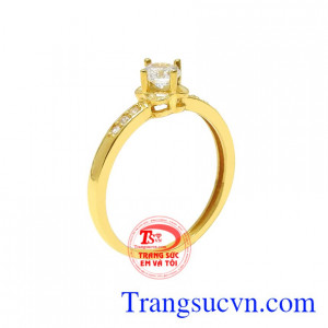 Nhẫn vàng màu nhỏ xinh được chế tác xinh xắn và tinh tế.