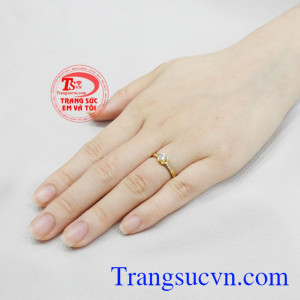 Nhẫn vàng màu nhỏ xinh đẹp.