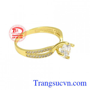 Chiếc nhẫn này điểm xuyến thêm cho đôi bàn tay thon gọn của các nàng giúp cho các cô gái tự tin hơn.