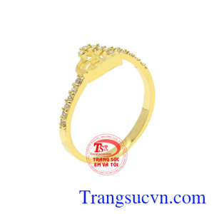 Nhẫn vàng trái tim nữ tính được chế tác độc đáo mang đến vẻ dịu dàng và duyên dáng cho phái đẹp.