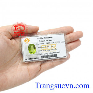 Với màu xanh tươi mát, đá peridot là viên đá hộ mệnh cho người sinh tháng 8. Peridot quyễn rũ nổi bật