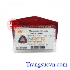 Viên thạch anh tím thiên nhiên được chạm khắc theo hình tam giác cong độc đáo và đẹp mắt.