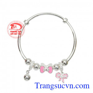 Sản phẩm sẽ là sự lựa chọn hoàn hảo dành cho các bé gái giúp cho đôi tay nhỏ xinh trở nên đáng yêu và hợp thời trang hơn.