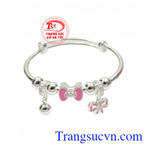 Vòng bạc trẻ em nhỏ xinh được chế tác với nhiều chi tiết ngộ nghĩnh mang đến vẻ dễ thương cho các bé.