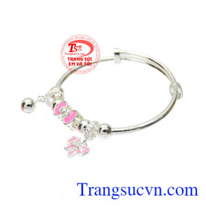 Không những vậy chiếc vòng tay này an toàn cho làn da của trẻ nhỏ không gây kích ứng da.