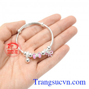 Vòng bạc trẻ em nhỏ xinh thanh toán an toàn.