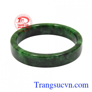 Vòng ngọc cẩm thạch an lành được chế tác sáng bóng với đường vân ngọc chất lượng.