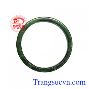 Ngọc cẩm thạch vừa mang nhiều ý nghĩa về làm đẹp vừa đem lại may mắn về phong thủy và tài lộc.