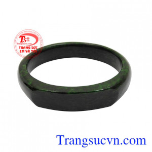 Vòng ngọc cẩm thạch chất lượng được chế tác kiểu dáng độc đáo, mới lạ.