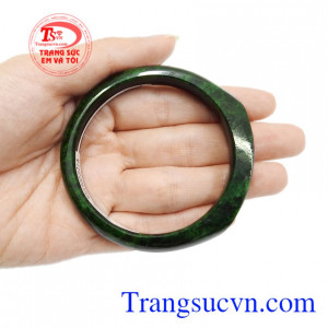 Vòng ngọc cẩm thạch chất lượng quý phái.