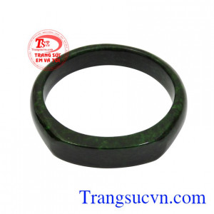 Chiếc vòng ngọc này sẽ mang đến vẻ sang trọng, đẳng cấp cho người đeo.