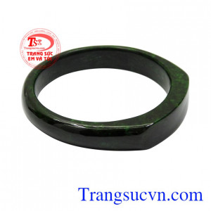 Không chỉ vậy đeo vòng ngọc giúp người dùng điều hòa huyết áp, giải tỏa căng thẳng, tinh thần lạc quan và sáng suốt hơn.