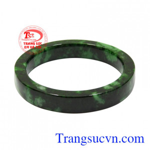 Vòng ngọc cẩm thạch lộc phát là sản phẩm được các bà, các mẹ yêu thích.
