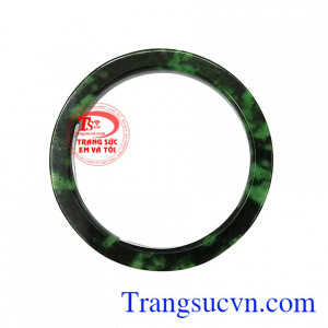 Chiếc vòng ngọc không chỉ để làm đẹp mà còn giúp người đeo khẳng định vị thế của bản thân.