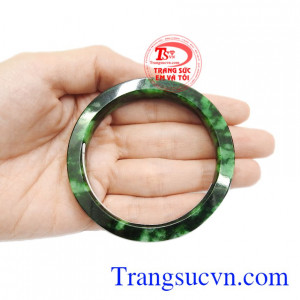 Vòng ngọc cẩm thạch lộc phát thiên nhiên mang đến may mắn về tài lộc, thịnh vượng cho phái đẹp.