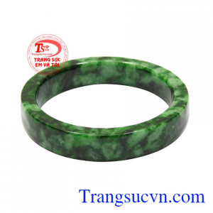 Vòng ngọc cẩm thạch tinh tế được chế tác bản vuông cao cấp sang trọng, quý phái.