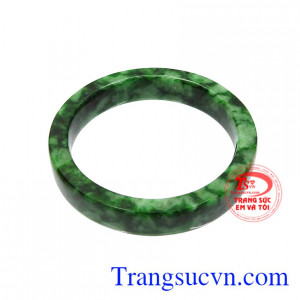 Vòng ngọc là sản phẩm đá quý được biết đến với nhiều lợi ích trong phong thủy.