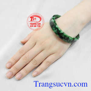 Vòng ngọc cẩm thạch tinh tế chất lượng.