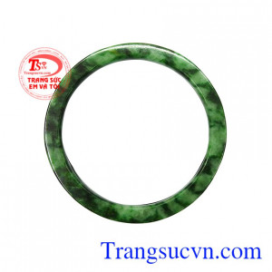 Viên đá ngọc cẩm thạch được hình thành từ hàng trăm triệu năm dưới lòng đất hấp thụ nguồn năng lượng tích cực giúp bảo vệ chủ nhân khỏi điềm xấu, giải tỏa căng thẳng.