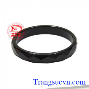 Vòng ngọc mã não đen độc đáo với kiểu chạm khắc hình tứ giác.