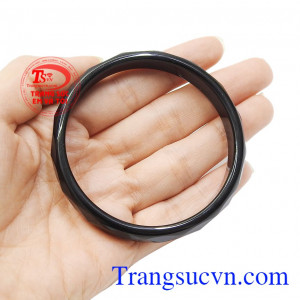 Đá mã não đen mang ý nghĩa hộ mệnh, bảo vệ chủ nhân khỏi những năng lượng tiêu cực xung quanh. Vòng ngọc mã não đen độc đáo