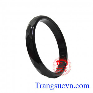 Sản phẩm phù hợp với nhiều độ tuổi, có thể làm quà tặng cho người thân và bạn bè. Vòng ngọc mã não đen độc đáo