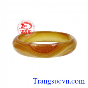 Với màu sắc chủ yếu là màu vàng và vàng nâu sậm thích hợp cho người mệnh kim và mệnh thổ. Vòng ngọc mã não thịnh vượng