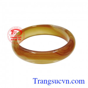 Vòng ngọc mã não thịnh vượng với những đường vân độc đáo được sắp xếp tạo thành các khoảng đậm nhạt xen khẽ khiến chiếc vòng trở nên tinh tế và đẹp mắt.
