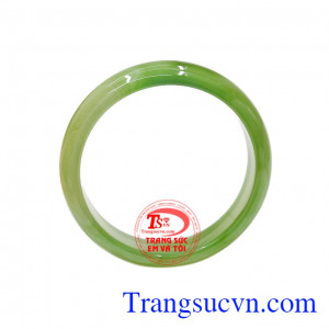 Trong phong thủy, đá mã não xanh là biểu tượng của tài lộc, công danh và may mắn. Vòng ngọc mã não xanh đẹp