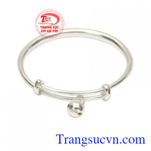 Vòng tay bạc trẻ em thời trang là món quà xinh yêu để dành tặng cho con yêu của bạn.