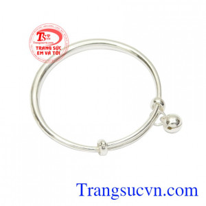 Trang sức bạc an toàn cho làn da của trẻ nhỏ và còn giúp cản gió, kháng khuẩn.
