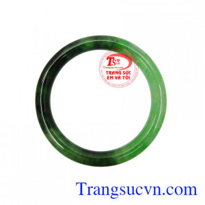 Không chỉ vậy, người ta tin rằng đeo vòng ngọc cẩm thạch còn giúp hỗ trợ thải độc tố, giảm căng thẳng cho phái đẹp.