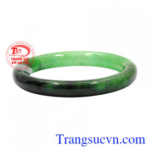 Vòng ngọc cẩm thạch là sản phẩm được yêu thích từ xưa đến nay mang đến vẻ quý phái, cao sang cho người đeo.