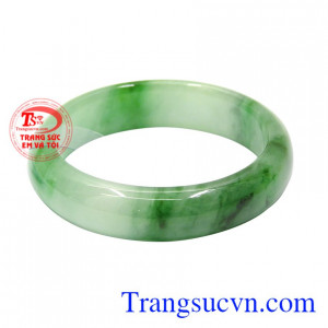 Vòng tay cẩm thạch đại cát thiết kế dạng bản to mang đến vẻ sang trọng cho người đeo.