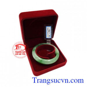 Vòng tay cẩm thạch đại cát tinh tế.