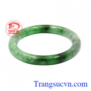 Vòng tay ngọc cẩm thạch phát lộc được chế tác tinh tế, kiểu dáng đẹp mắt.