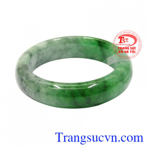 Vòng tay ngọc cẩm thạch phú quý được chế tác hoàn hảo mang đến vẻ sang trọng cho người đeo.