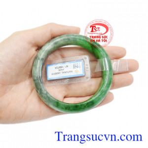 Vòng tay ngọc cẩm thạch phú quý có giấy kiểm định đá quý uy tín.