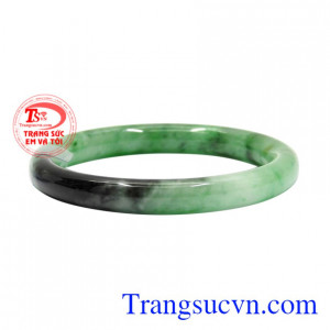 Với thiết kế bản nhỏ mảnh mai giúp cho đôi bàn tay của người đeo trông thanh thoát hơn mà vẫn giữ được vẻ sang trọng.