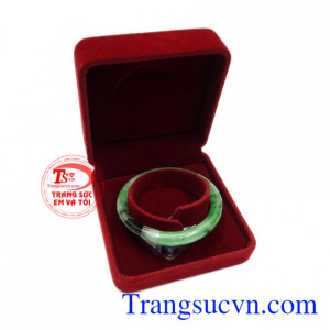 Vòng tay ngọc cẩm thạch tài lộc tinh tế.