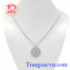 Bộ mặt dây chữ H ấn tượng là sự kết hợp hài hòa giữa mặt dây chuyền nhập khẩu tinh xảo và dây chuyền vàng trắng đẹp mắt.