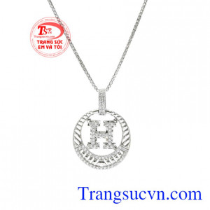 Bộ mặt dây chữ H ấn tượng sự lựa chọn sang trọng dành cho nữ giới.