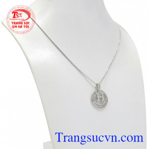 Chất liệu vàng trắng khi gắn cùng các viên đá CZ tạo độ bắt sáng giúp cho bộ sản phẩm trông nổi bật hơn.