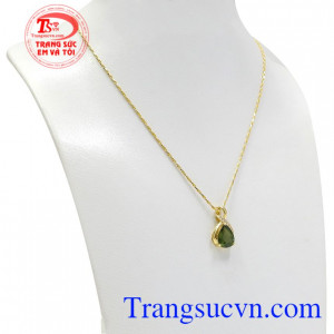 Điểm nhấn của bộ sản phẩm chính là ánh sáng xanh của viên Saphir thiên nhiên tạo độ bắt sáng và ấn tượng hơn.