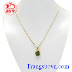 Bộ mặt dây Saphir thanh lịch được chế tác tinh xảo mang tới vẻ sang trọng cho người đeo.