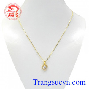 Bộ mặt dây trái tim xinh xắn là sự kết hợp tinh tế giữa mặt dây trái tim yêu thương và dây chuyền vàng chất lượng.