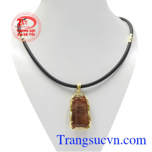 Bộ mặt thạch anh tóc bọc vàng là sự kết hợp tinh tế của mặt dây đá quý thiên nhiên và dây cao su bọc vàng chất lượng.