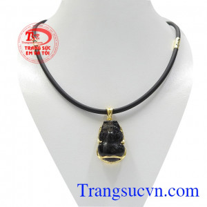 Bộ mặt tỳ hưu bọc vàng mang đến vẻ ấn tượng và hợp thời trang đến cho người đeo.