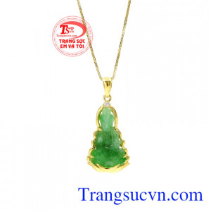 Người ta tin rằng đeo phật quan âm bên người sẽ mang lại bình an, giải trừ tai ách, gặp may mắn trên con đường công danh sự nghiệp