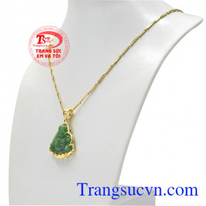 Ngọc cẩm thạch thiên nhiên với các đường nét chạm khắc tinh tế, đẹp mắt, thu hút mọi ánh nhìn. Bộ phật di lặc jadeite an nhiên